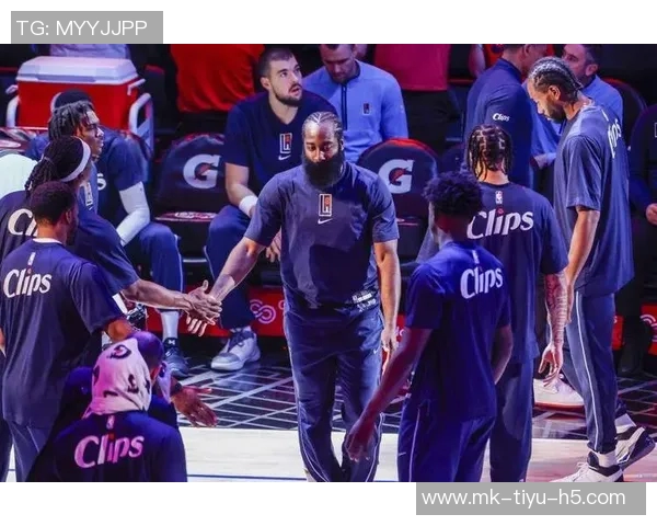 快船训练未取消哈登小卡祖巴茨等球员均在场上参与训练